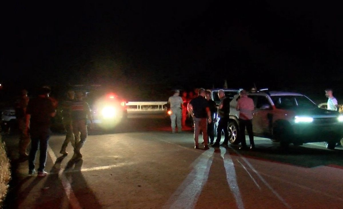 Jandarma kıyafeti giyip durdurdukları araçtaki 13 kilo altını gasbettiler