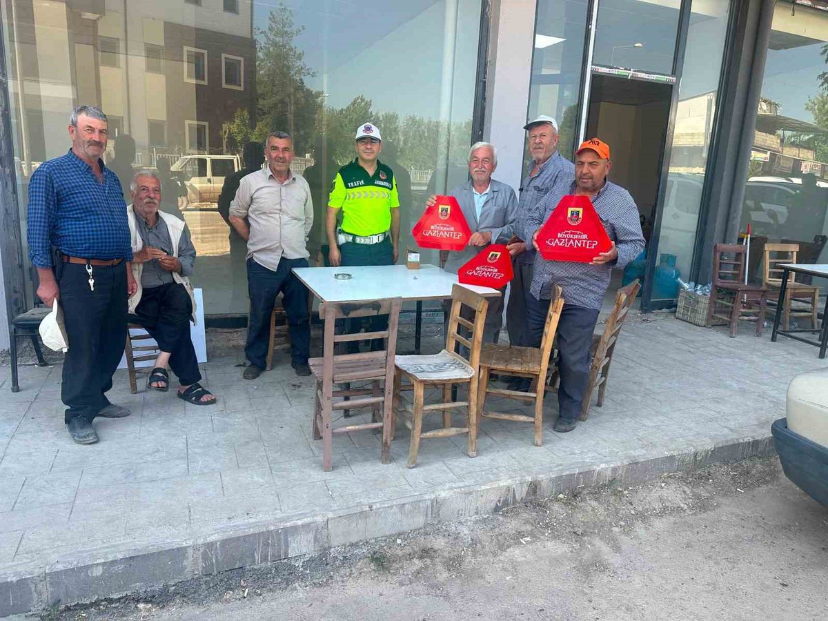Jandarmadan güvenli tarım eğitimi ve reflektör dağıtımı