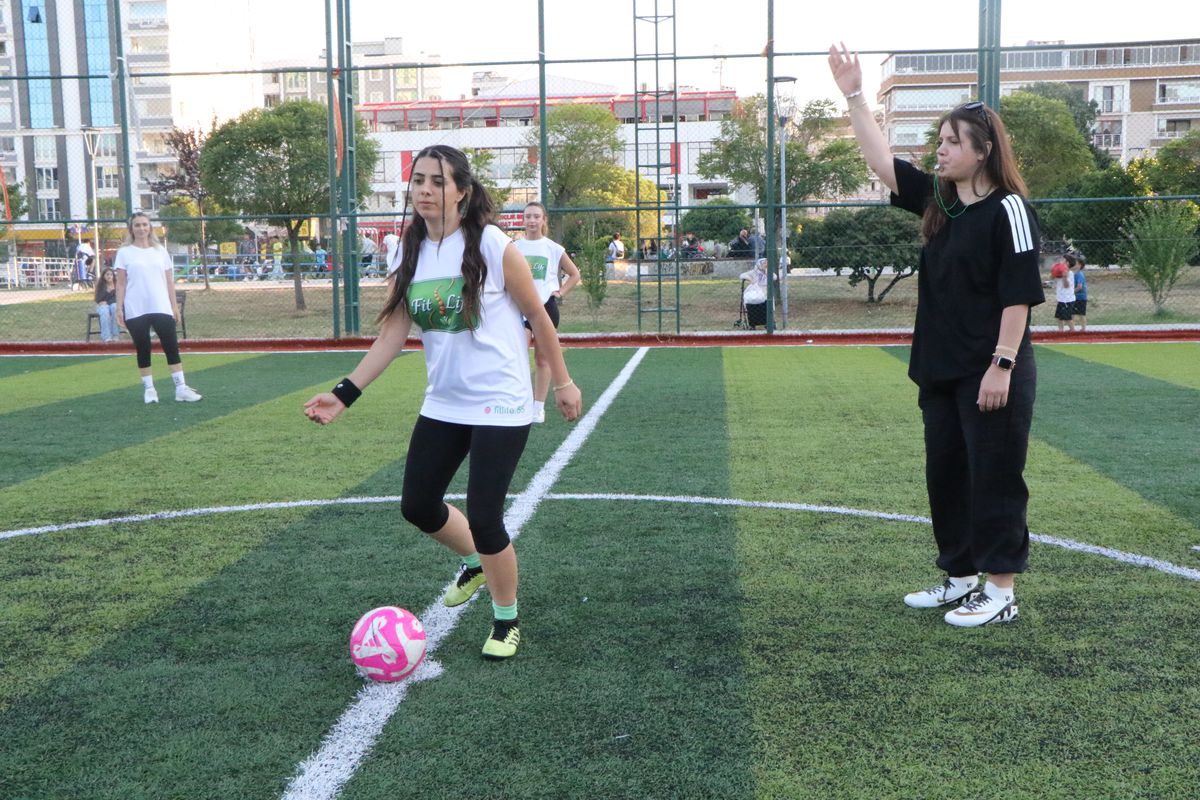Kadınlar halı sahada, erkekler evde çocuklarla