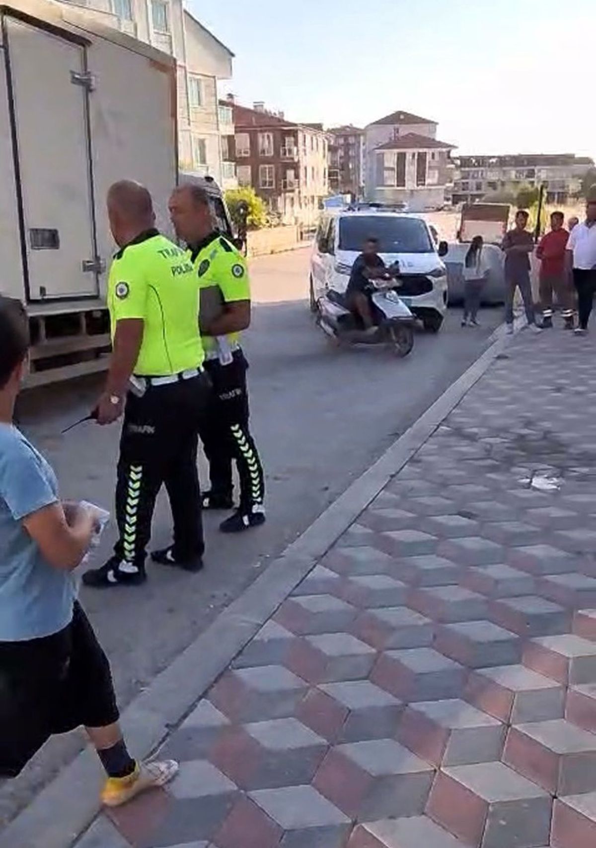 Kamyonetini tamir etmek isterken altında kalıp yaralandı