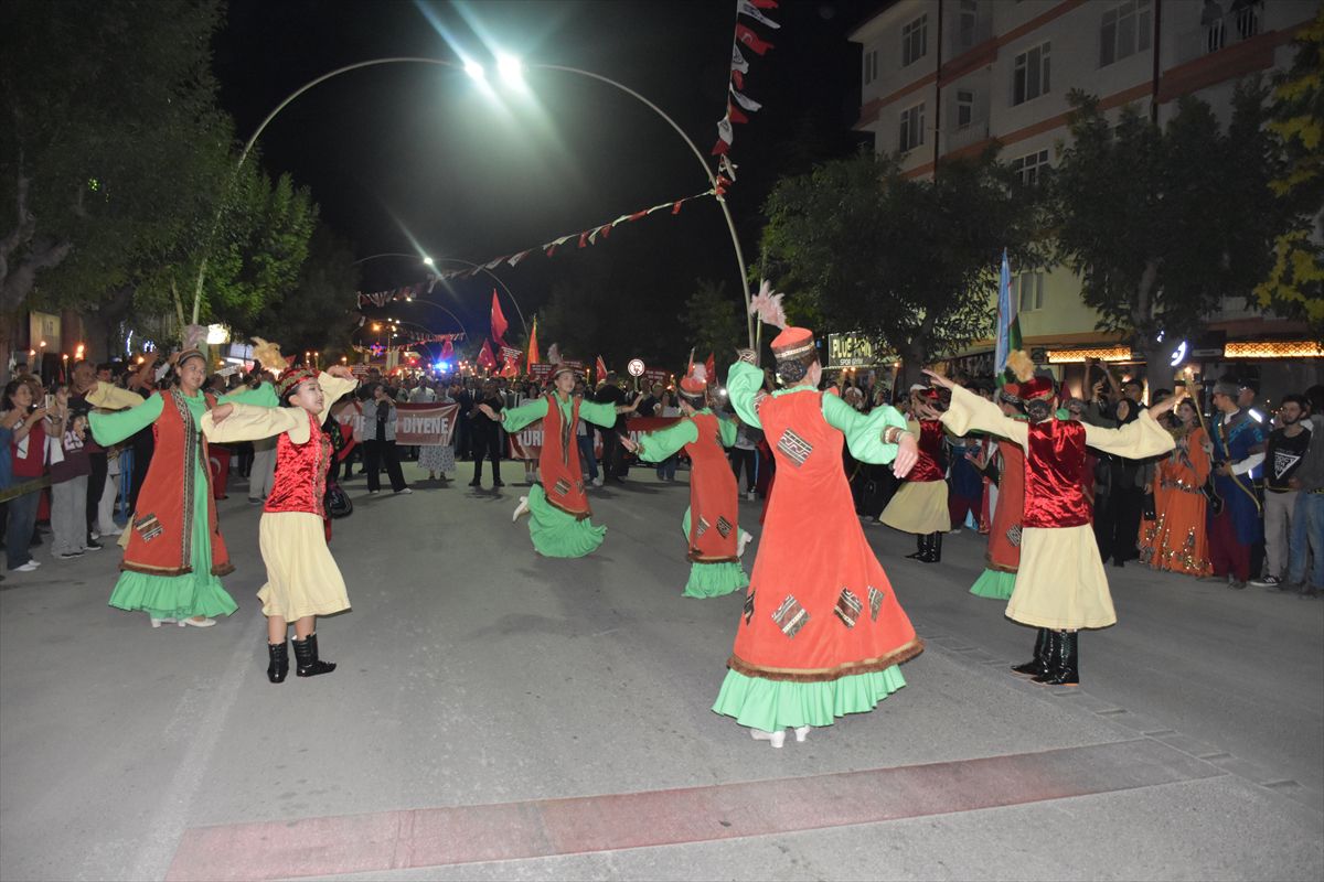 Karaman'da 8. Uluslararası Türk Dünyası Şöleni çerçevesinde yürüyüş düzenlendi