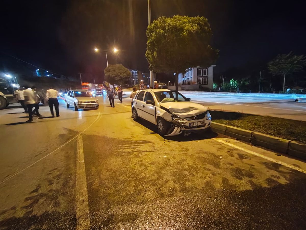 Kastamonu'da iki otomobilin çarpışması sonucu 3 kişi yaralandı