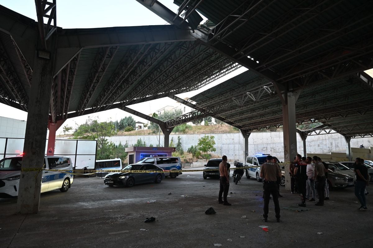 Kırıkkale’de pazar yerinin çatısından düşen boya işçisi, ağır yaralandı