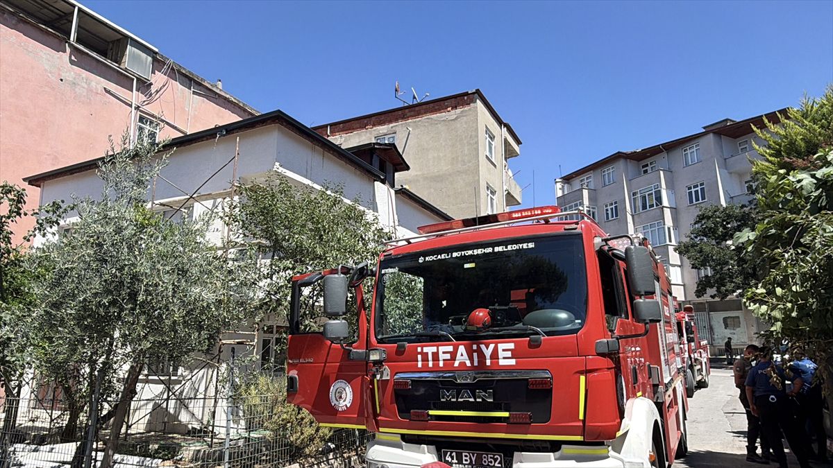 Kocaeli'de 2 katlı evin çatısında çıkan yangın söndürüldü