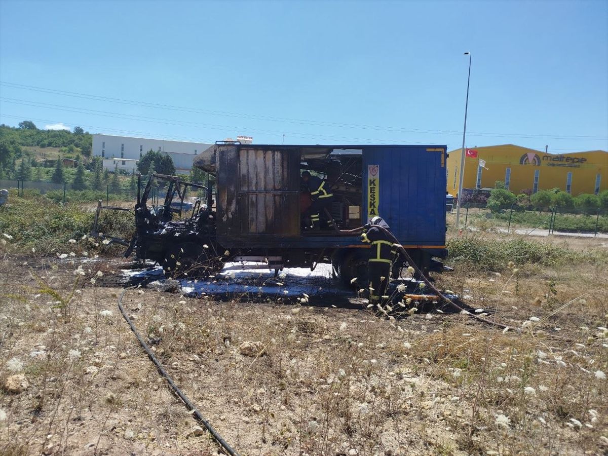 Kocaeli'de sondaj kamyonu çıkan yangında kullanılamaz hale geldi