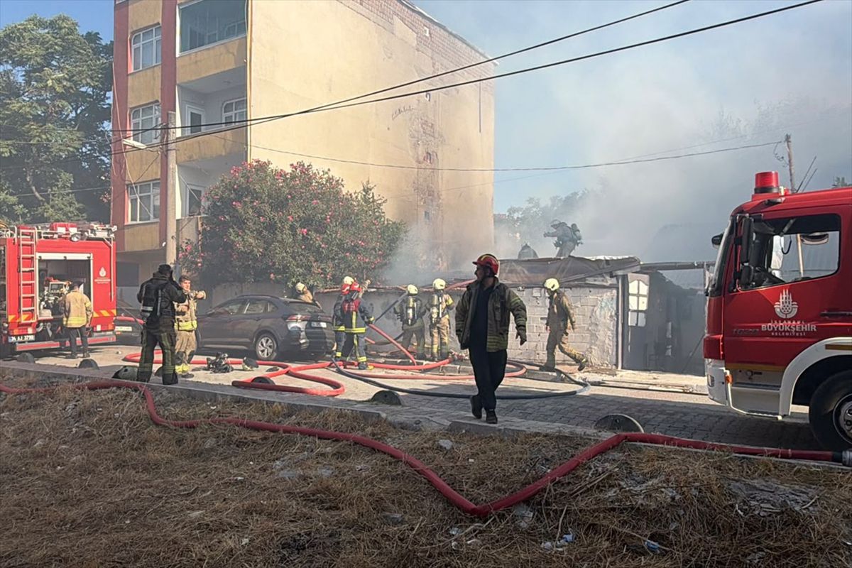 Küçükçekmece'de bir gecekondu yandı