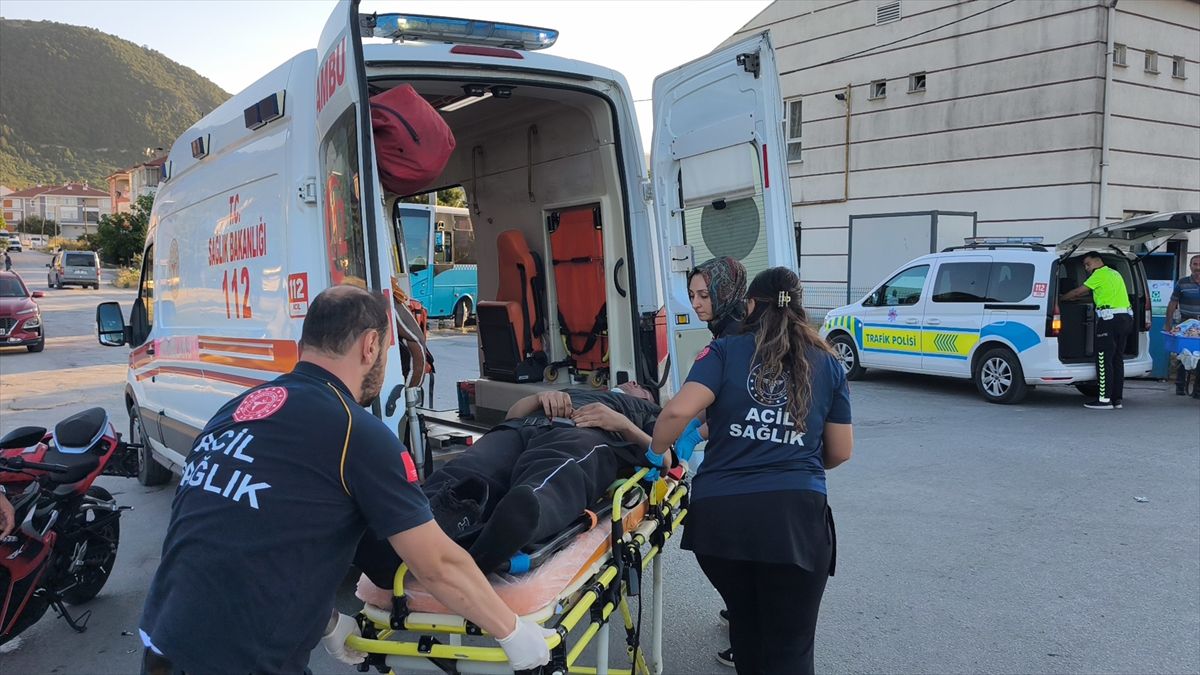 Kütahya'da motosikletler çarpıştı 2 kişi yaralandı