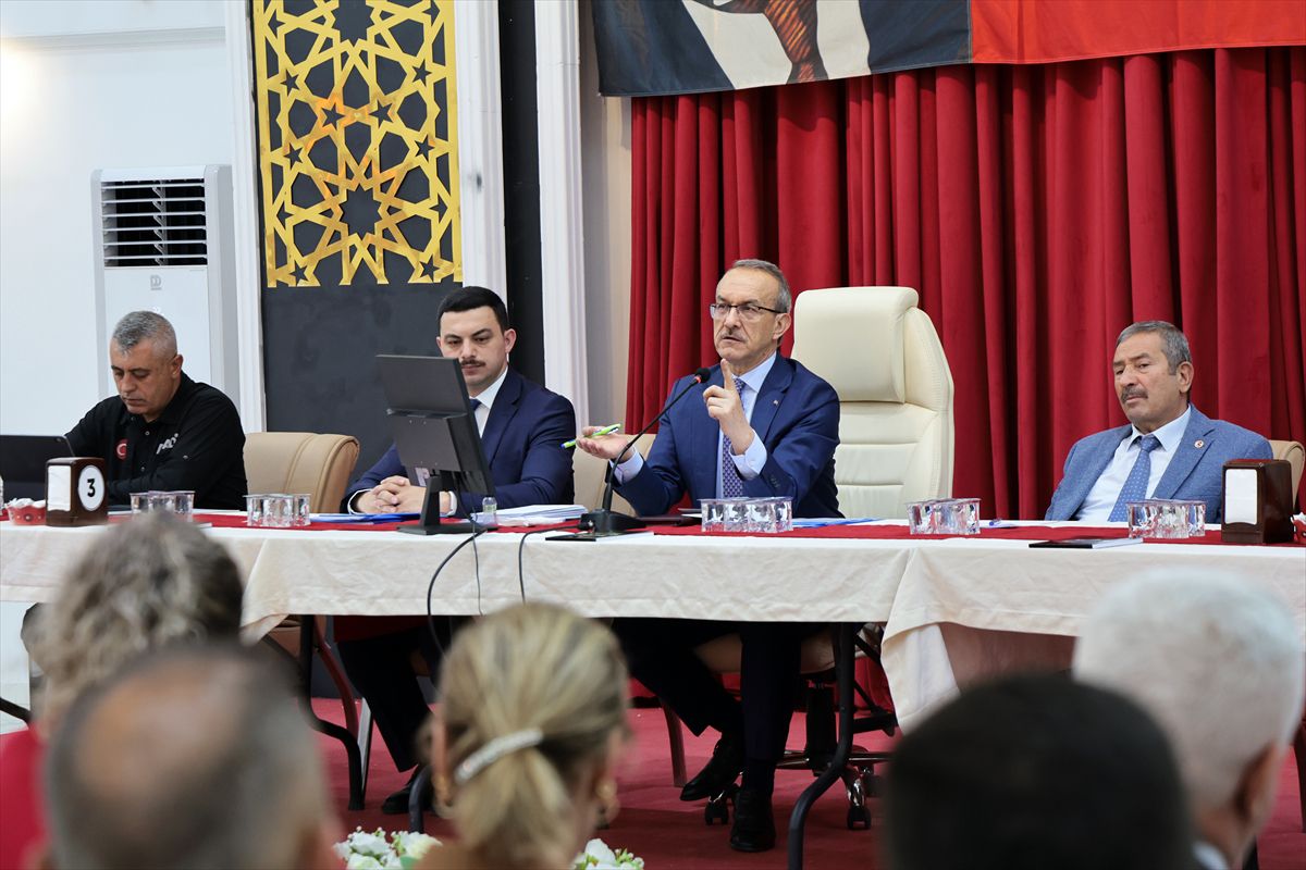 Malatya Valisi Seddar Yavuz, Darende'deki iş merkezi ve deprem konutları inşaatlarını inceledi