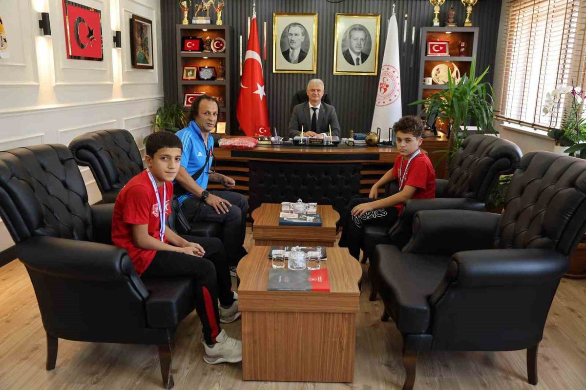 Muş’ta başarılı güreşçiler ödüllendirildi