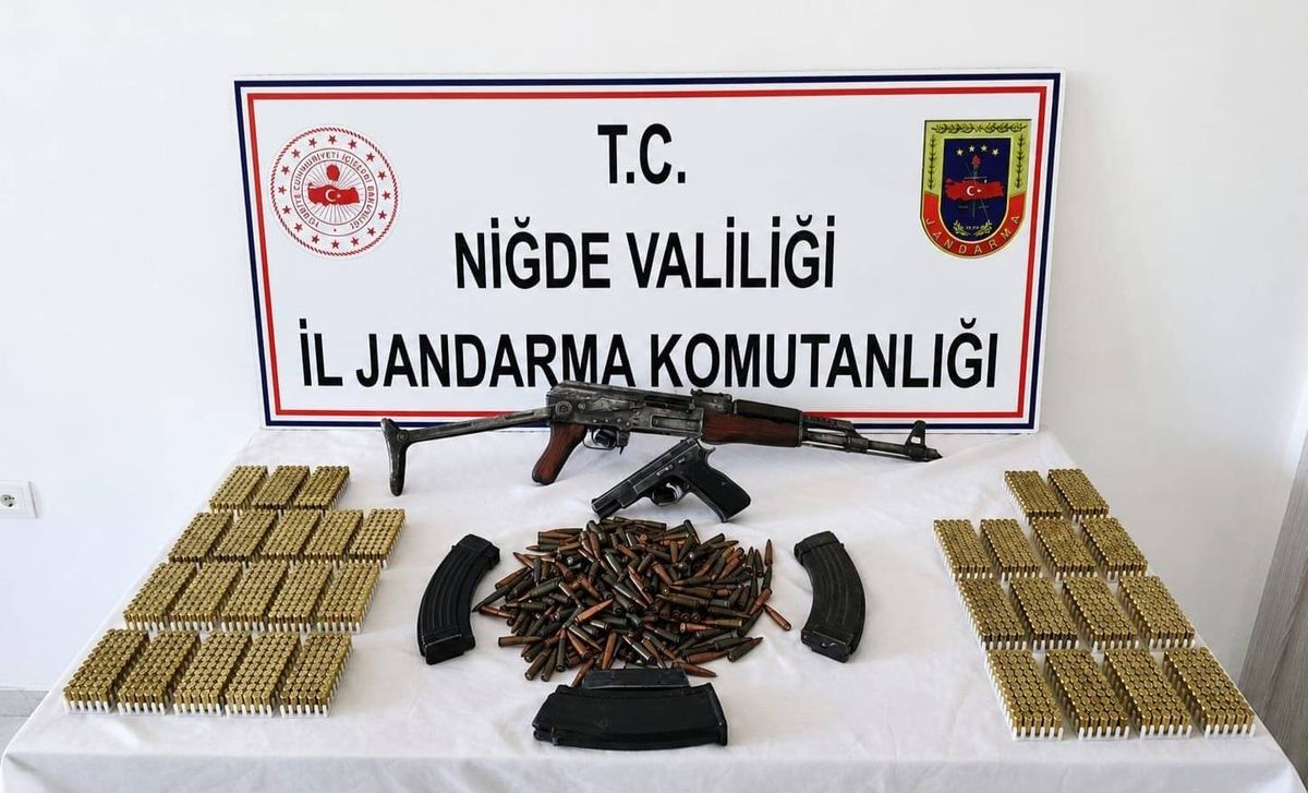 Niğde’de bir evde yapılan aramada AK-47 kalaşnikof tüfek ve ruhsatsız tabanca ele geçirildi