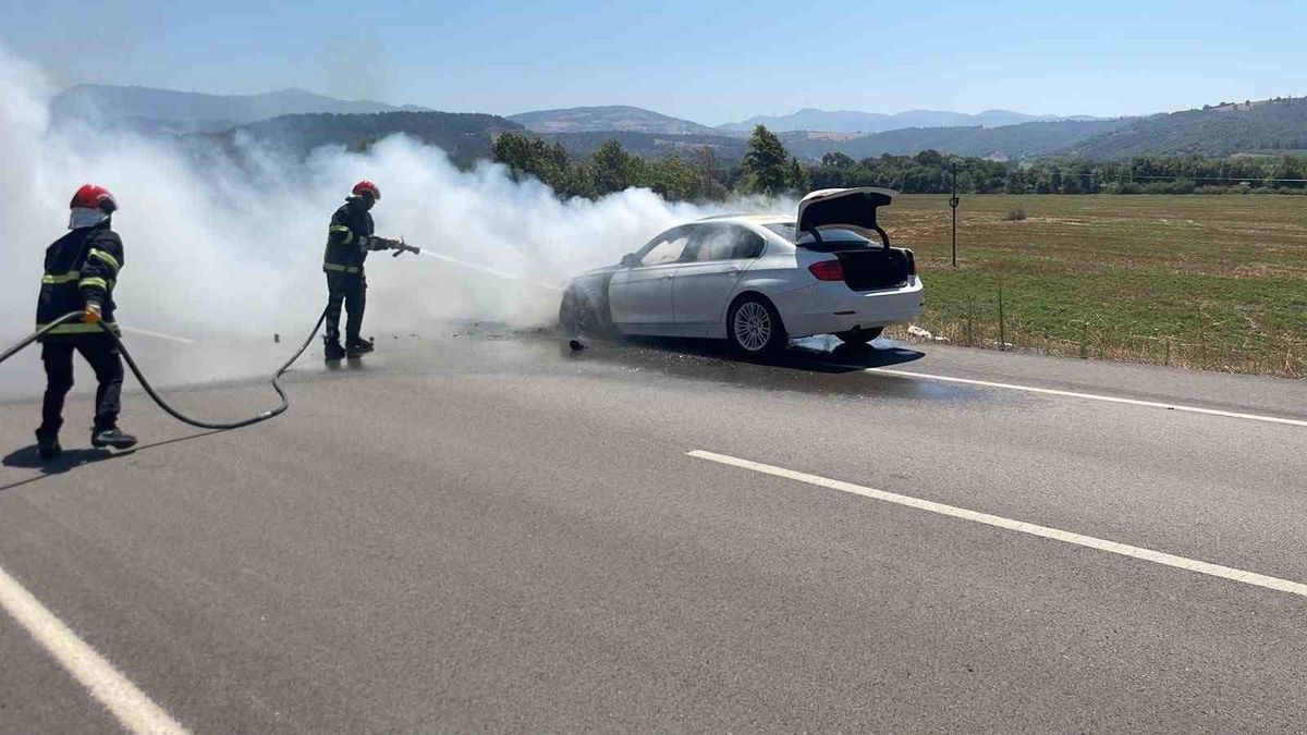 Osmaniye’de seyir halindeki otomobilde çıkan yangın söndürüldü