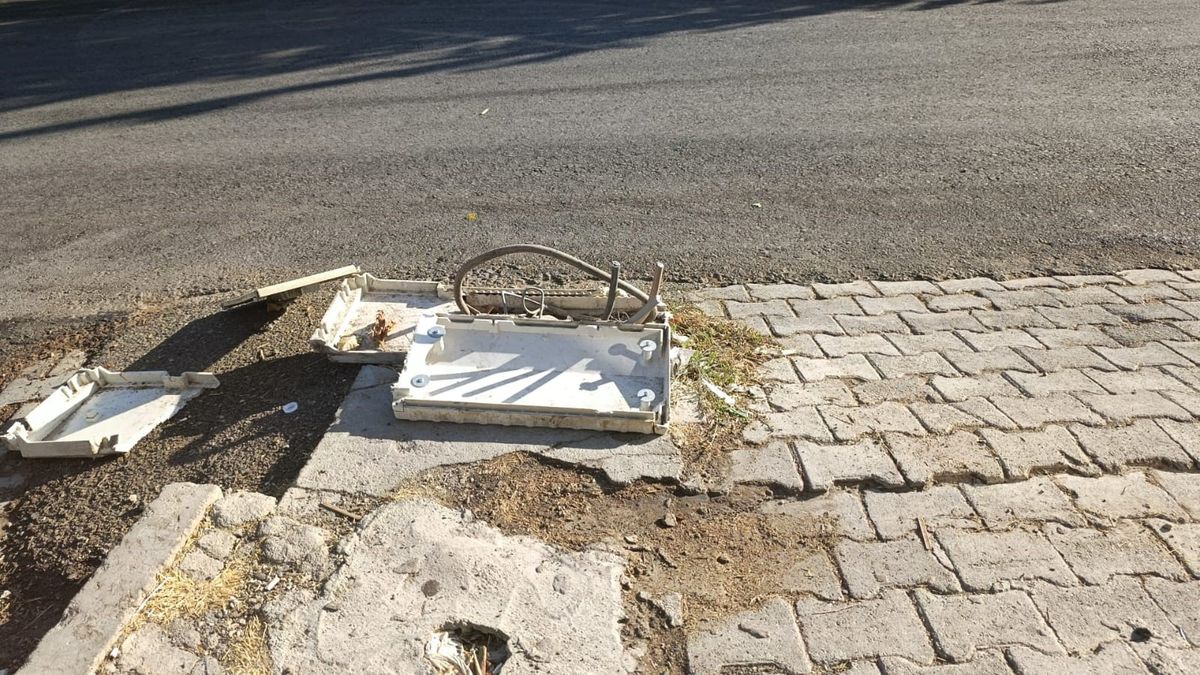 Pide fırınının önündeki elektrik kabloları tehlike saçıyor