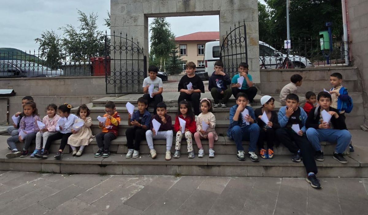 Posof’ta yaz Kur’an Kursu öğrencilerine serinleten ikram