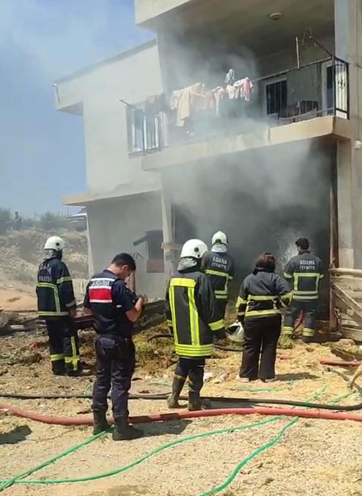 Saman balyaları alevlere teslim oldu