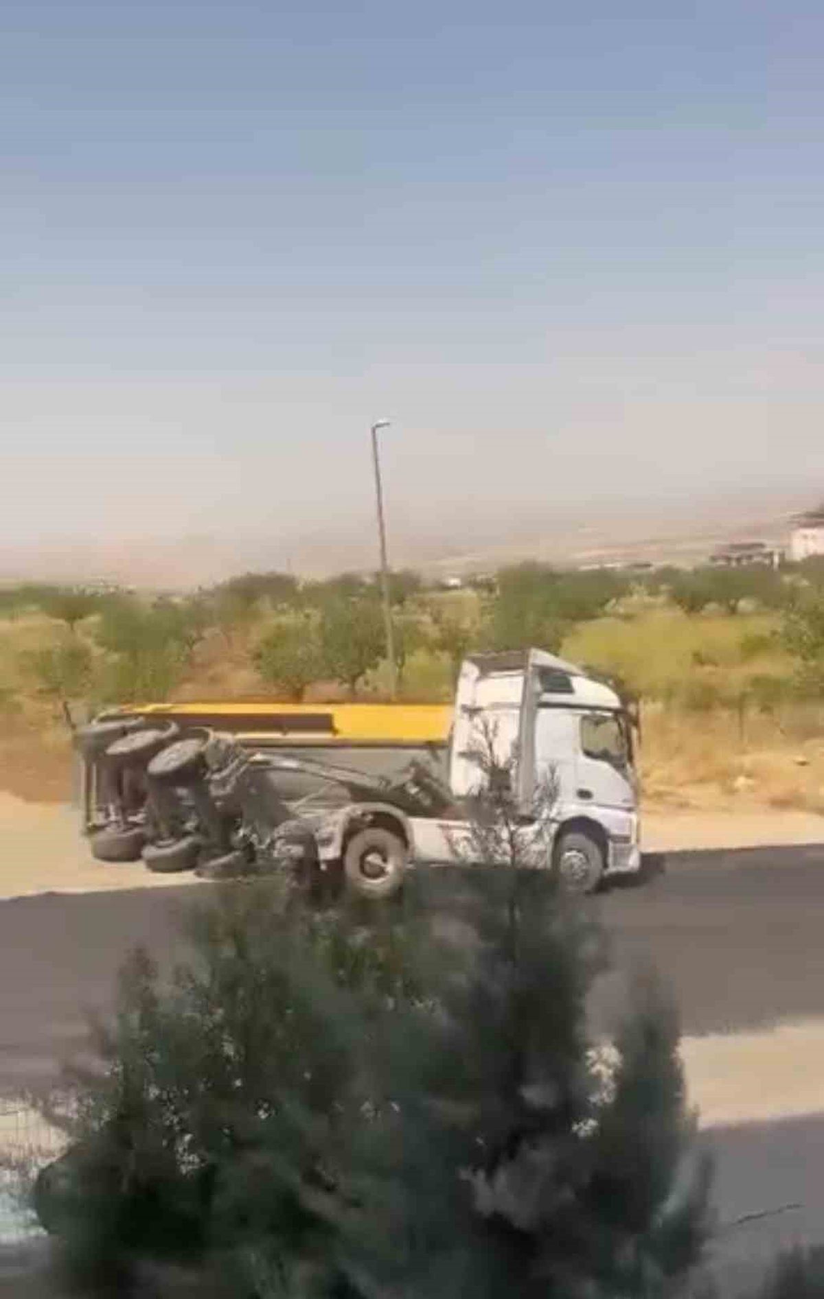 Siirt’te kum yüklü bir kamyon devrildi
