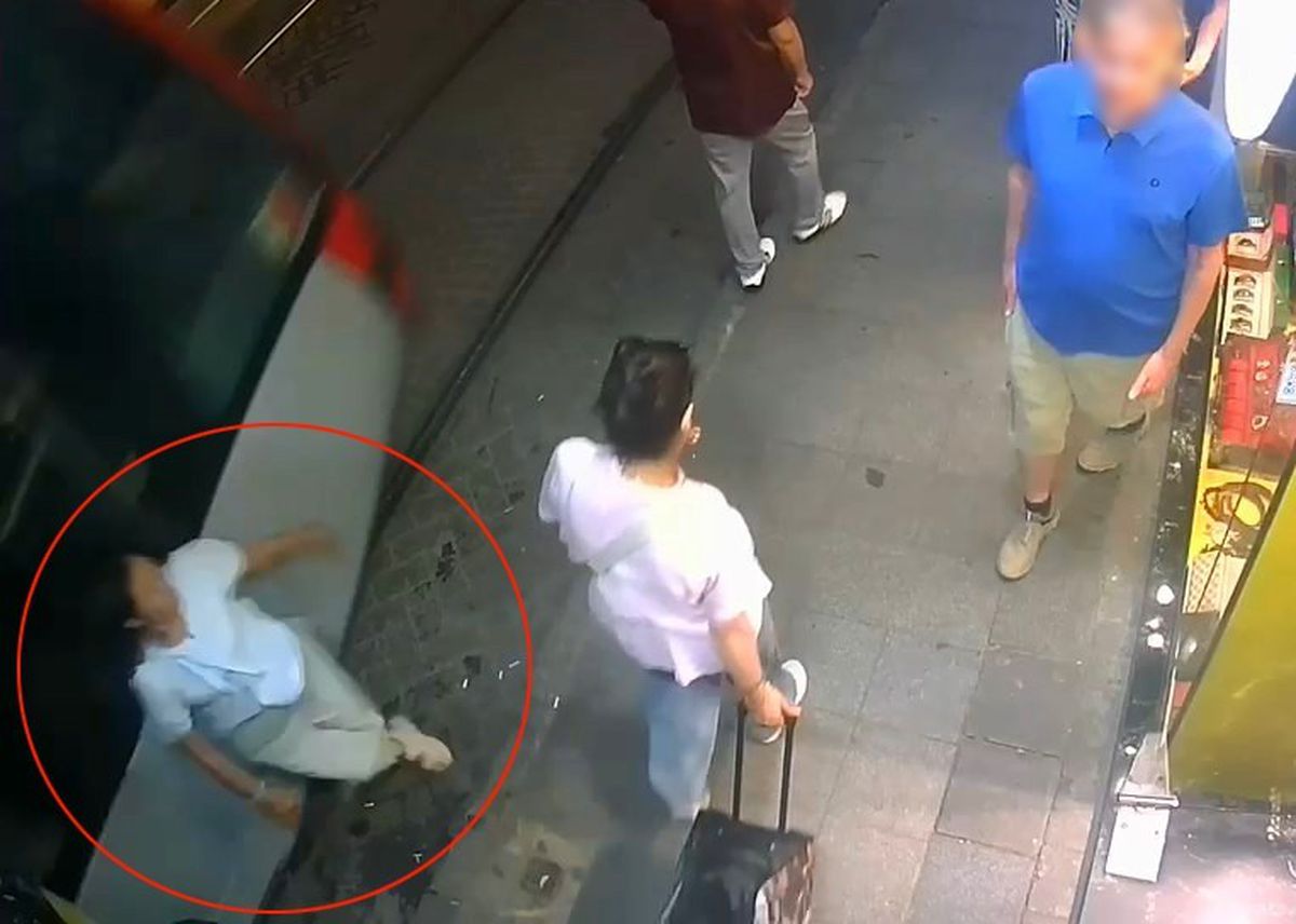 Sirkeci’de tramvay kadına çarptı