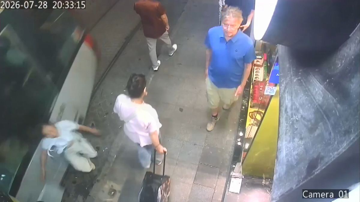 Sirkeci'de tramvayın turiste çarptığı anlar kamerada: Yavaş gitmesi lazım
