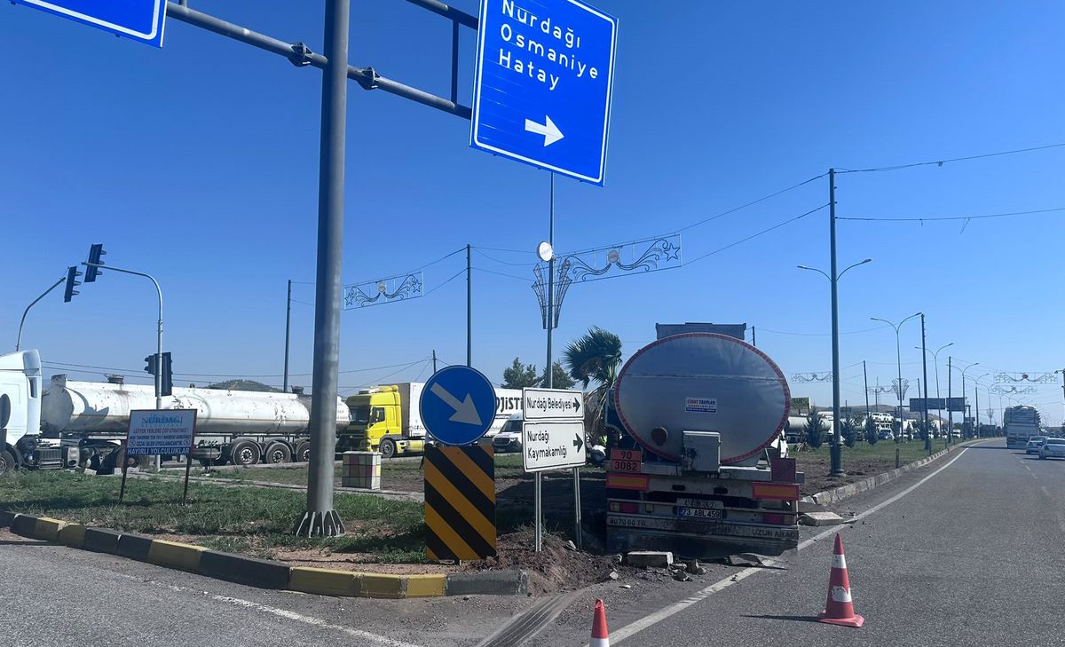 Tankerle hafif ticari araç çarpıştı: 1 yaralı