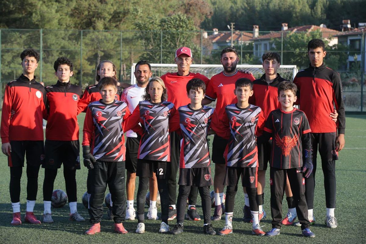 TFF Kaleci Departmanı Teknik Koordinatörü Ömer Alper Boğuşlu, genç kalecilerle buluştu