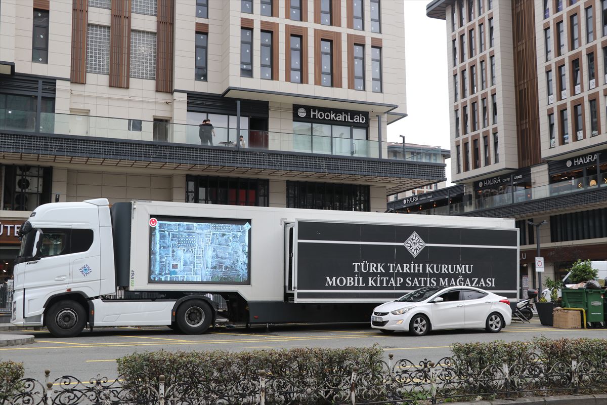Türk Tarih Kurumunun 'mobil kitap satış mağazası' Rize'ye geldi