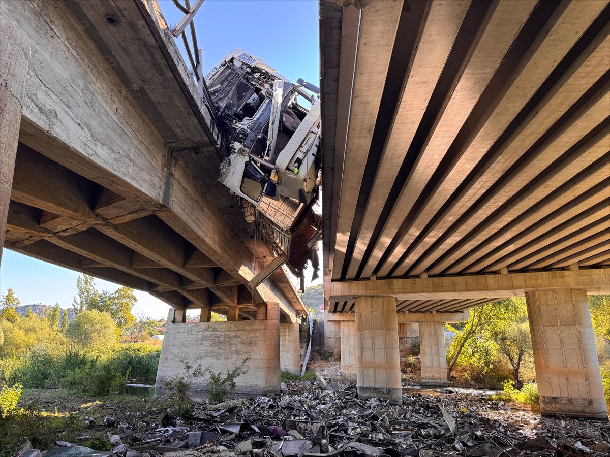 Uşak'ta köprüde devrilen tırdan nehir yatağına düşen sürücü öldü
