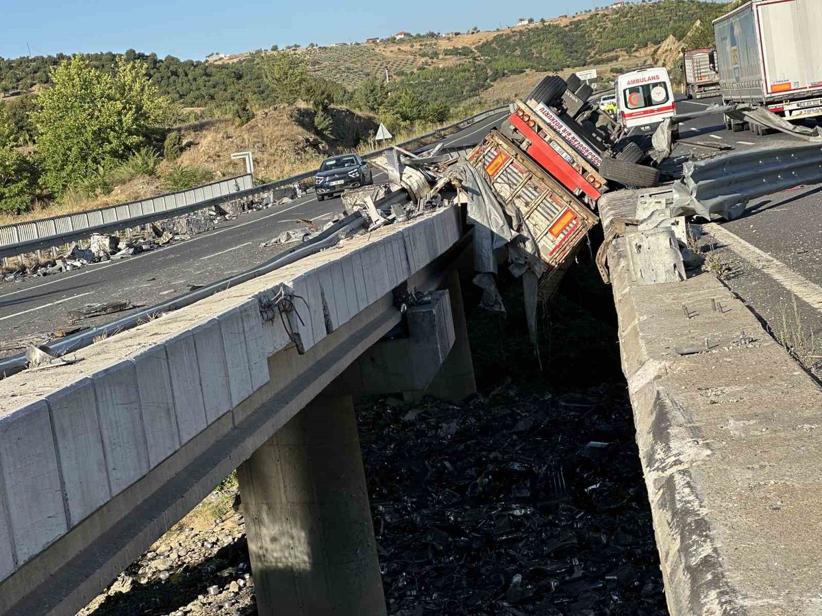 Uşak’ta tır, iki köprü arasına devrildi: 1 ölü