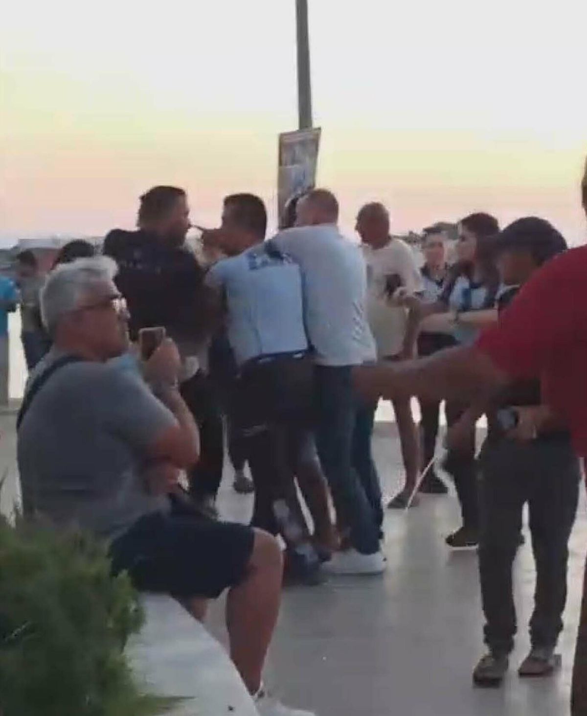Zabıta memurunu darbeden dilenci 2 kadın tutuklandı