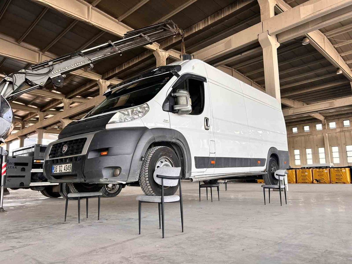 2,5 tonluk minibüsü sandalyenin üzerinde taşıdı