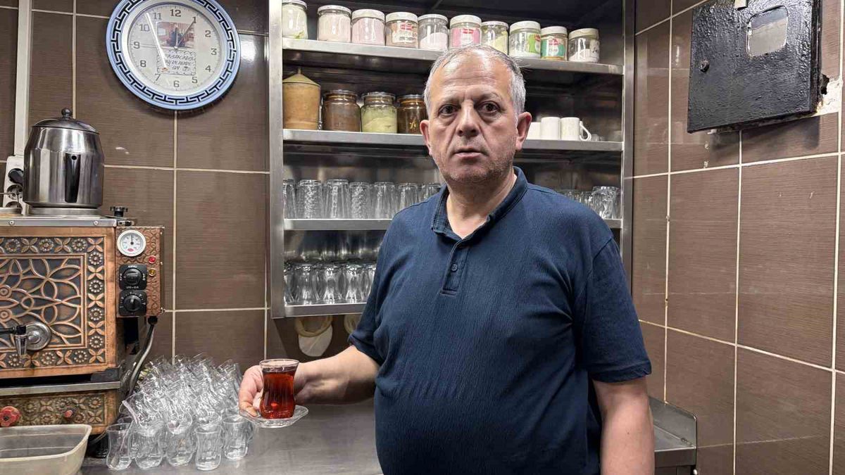 4 metrekare dükkanda 43 yıldır çay demliyor