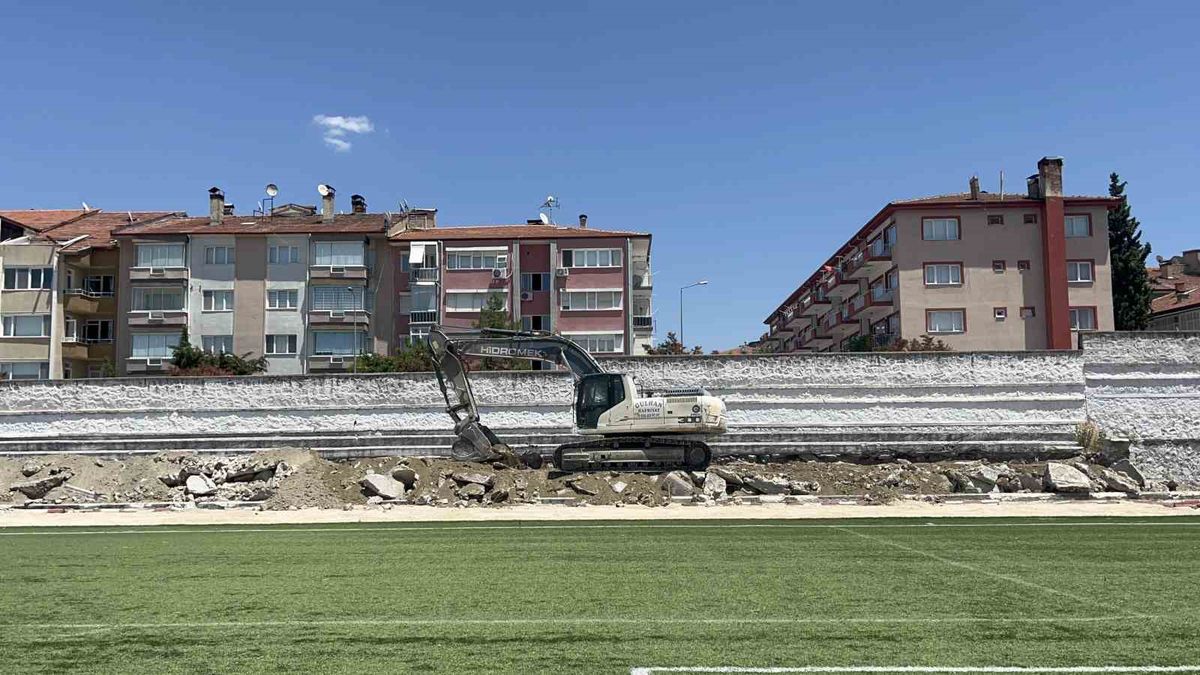71 yıllık Gazi Atatürk Stadyumu’nda yıkım başladı, hatıralar hafızalarda kaldı