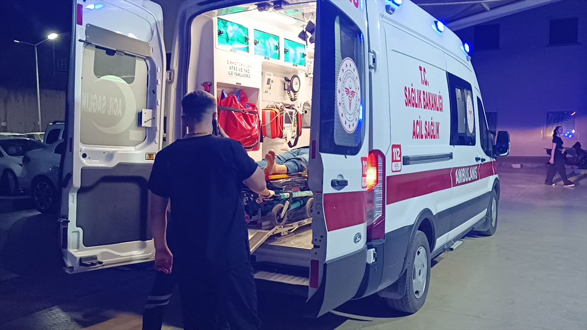 Adana'da üç otomobil çarpıştı, 7 kişi yaralandı