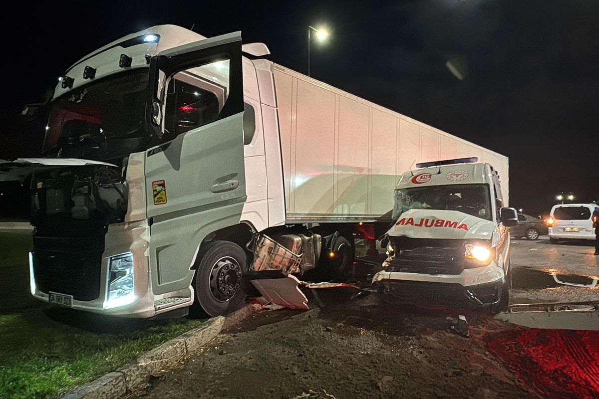 Samsun’da ambulans ile TIR çarpıştı: 3’ü sağlıkçı, 6 kişi yaralandı