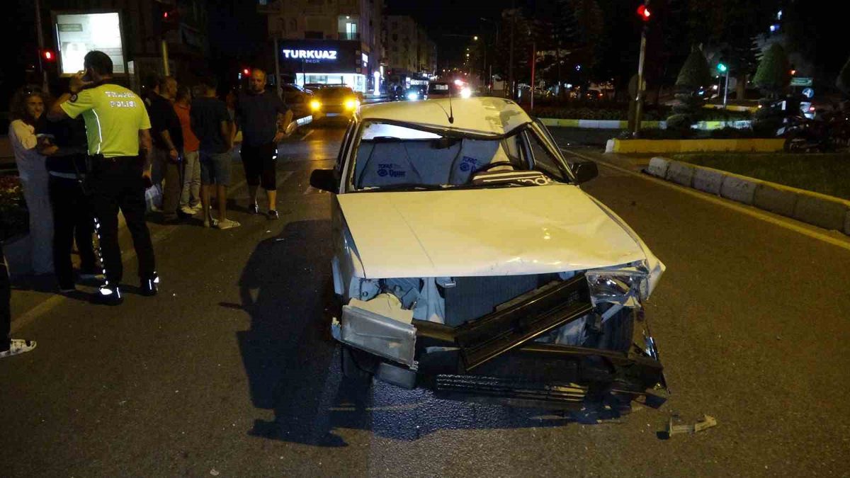 Antalya’da motosiklet ile Tofaş otomobil çarpıştı: 2 yaralı