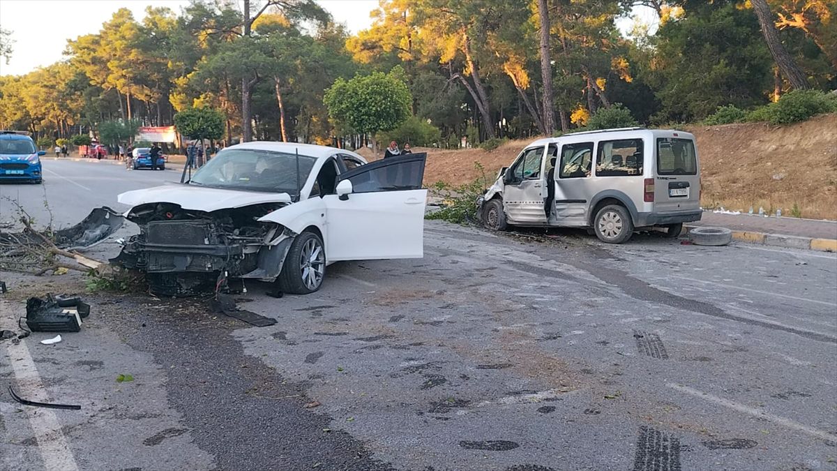 Antalya'da otomobil ile hafif ticari aracın çarpıştığı kazada 5 kişi yaralandı