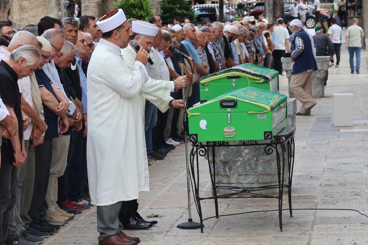 Kadere bak! Farklı şehirlerde yaşayan anne ve oğlu 2 saat arayla vefat etti