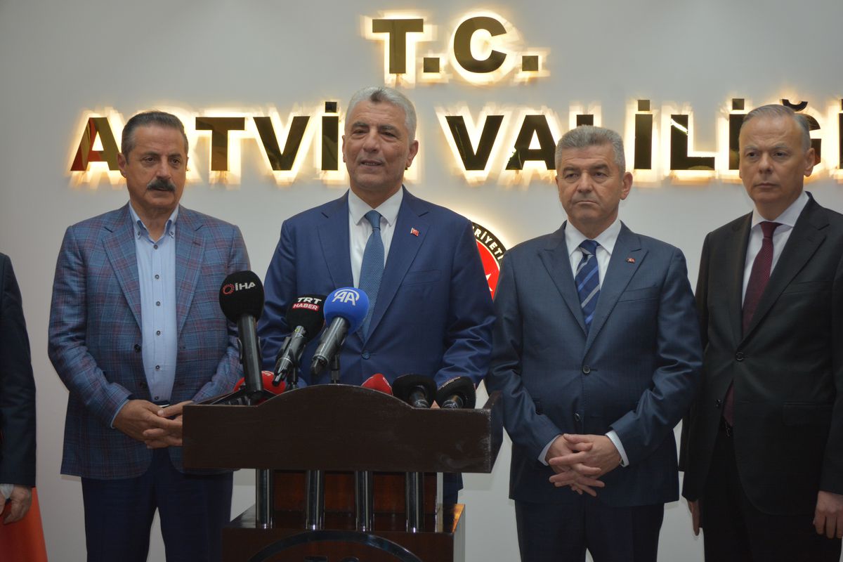 Bakan Bolat: Sarp Gümrük Kapısı'ndan geçişler her geçen gün artmakta