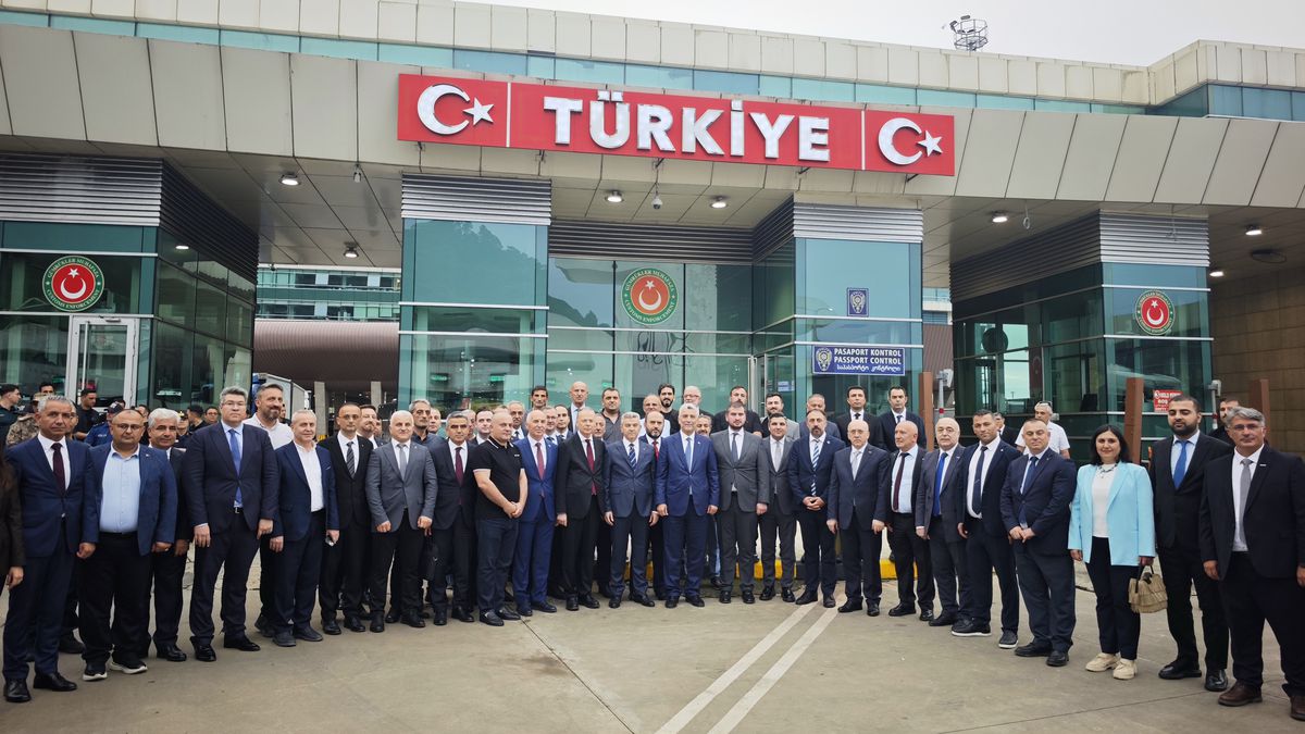 Bakan Bolat: Sarp Gümrük Kapısı'ndan geçişler her geçen gün artmakta