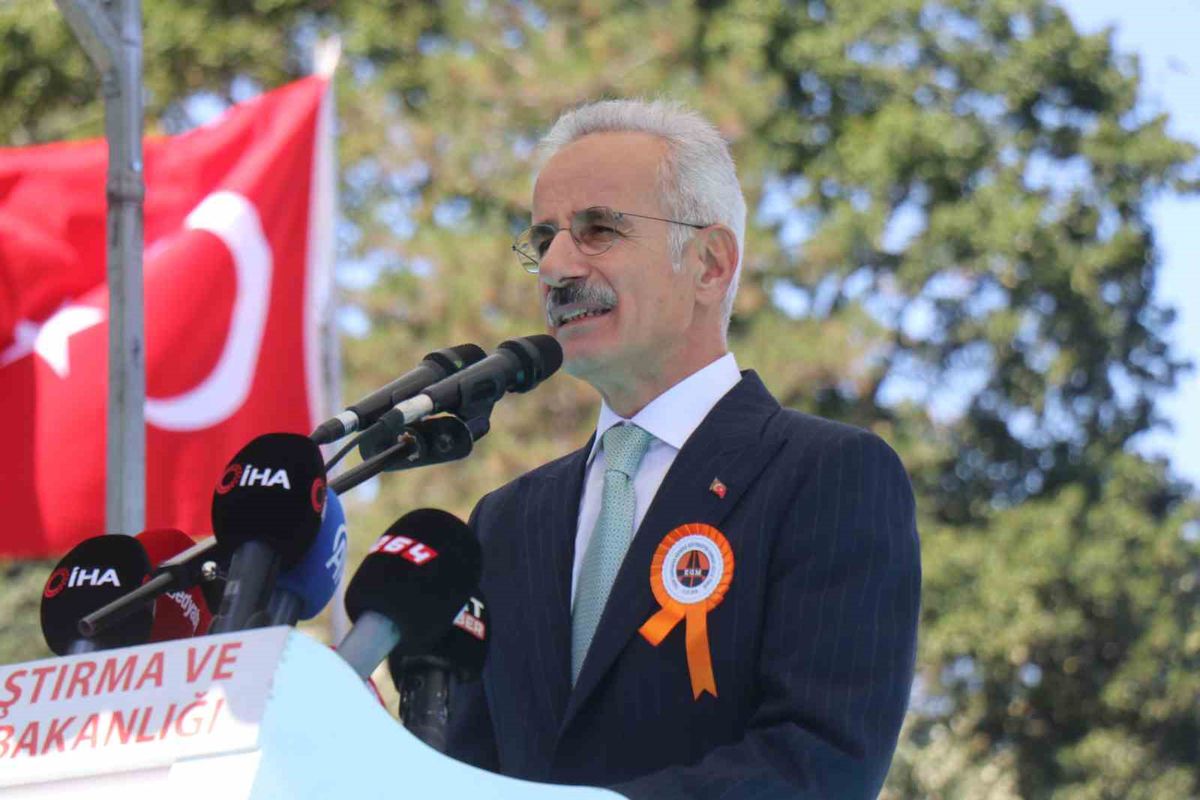 Bakan Uraloğlu: 'Ayasofya ile yaşıt 1500 yıllık Sangarios Köprüsü’nü şehrimizin simgesi olarak yeniden canlandırdık'