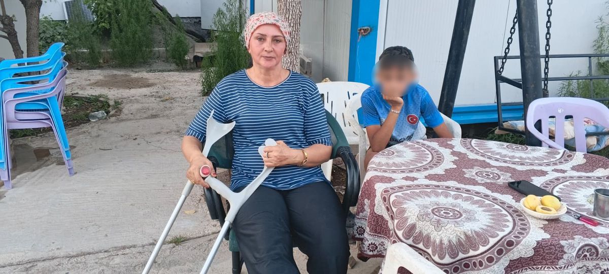 Başıboş köpeklerin kovaladığı anne-oğul düşerek yaralandı