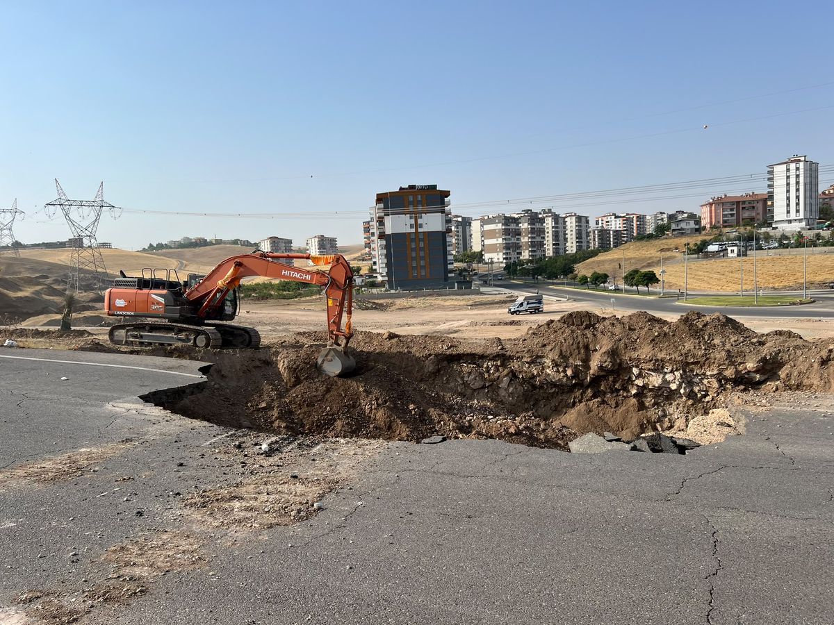 Batman'da ana isale hattının geçtiği yol çöktü