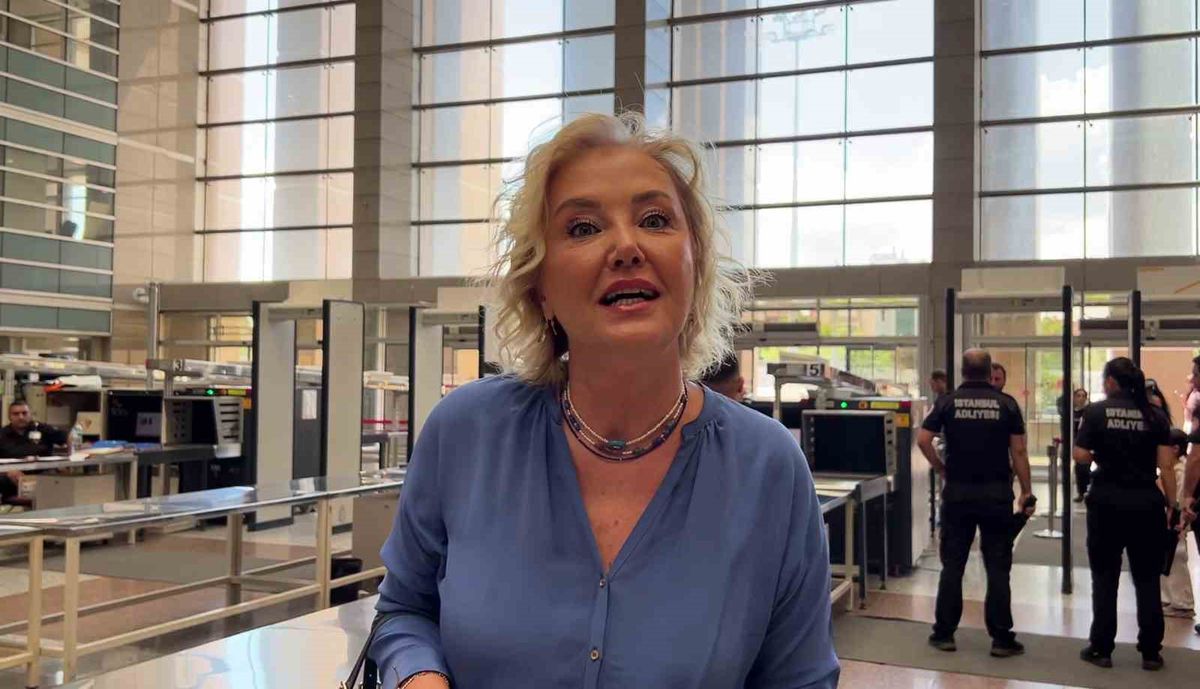 Berna Laçin, İstanbul Cumhuriyet Başsavcılığı tarafından yürütülen 'Ahbaplar Suç Örgütü' soruşturması kapsamında ifade vermek üzere İstanbul Adalet Sarayına geldi.