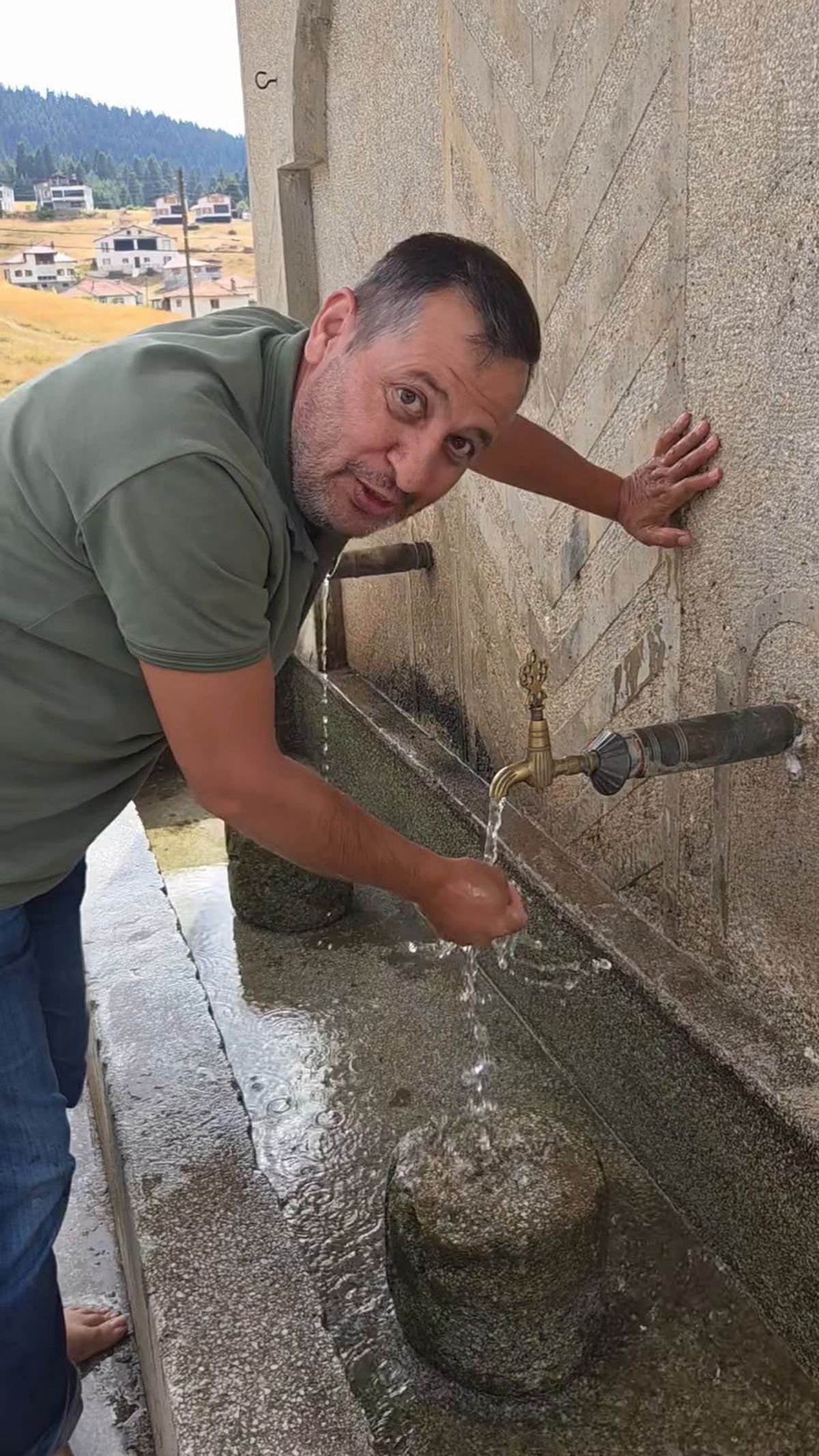 Bolu’da duyarlı vatandaş, hayvanların su içtiği yosunlu çeşmeyi temizledi