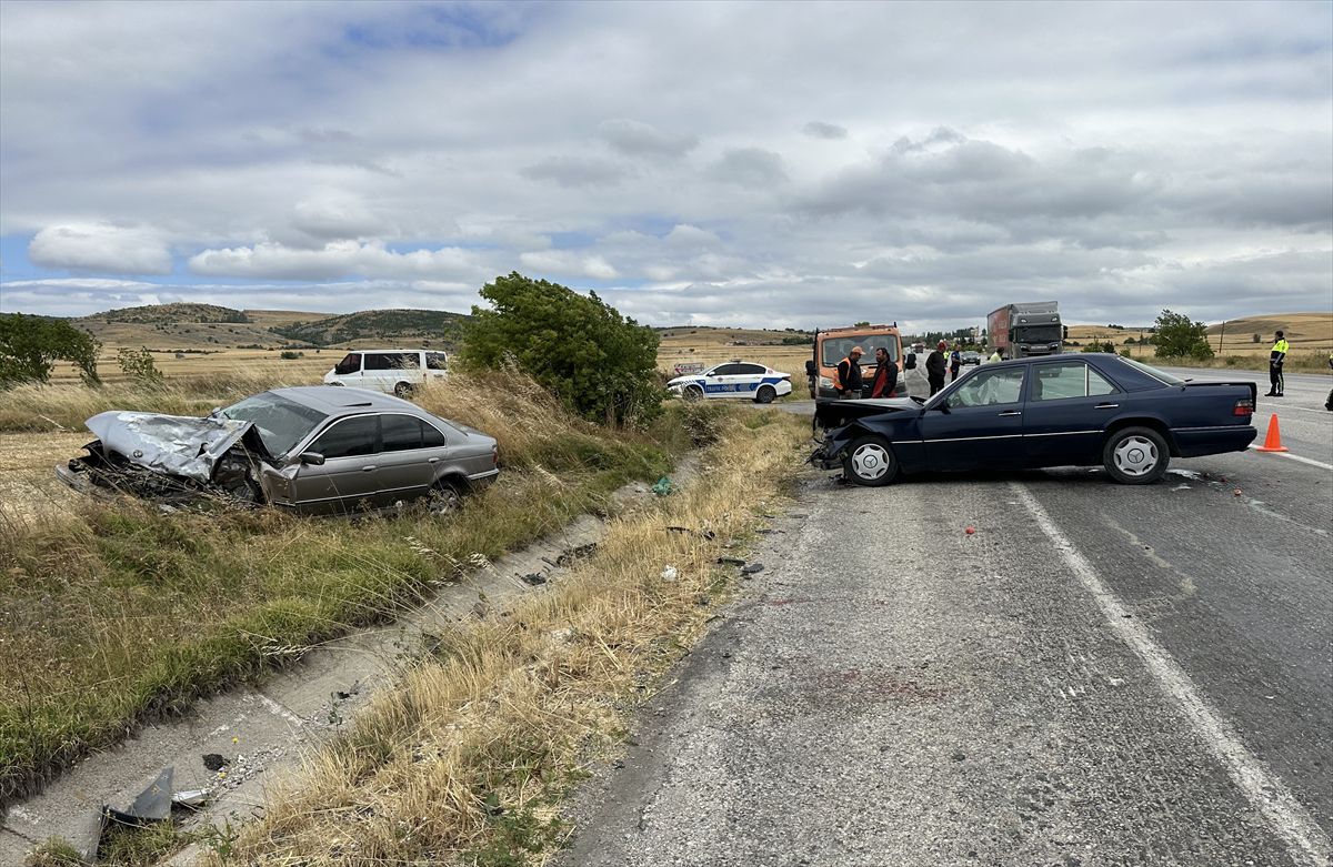 Çorum'da çarpışan iki otomobildeki 5 kişi yaralandı