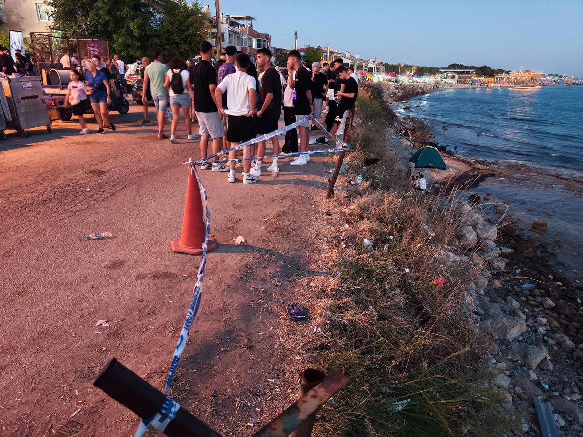 Dayandıkları demir bariyerin kopması sonucu sahildeki kayalıklara düşen 2 kişi yaralandı