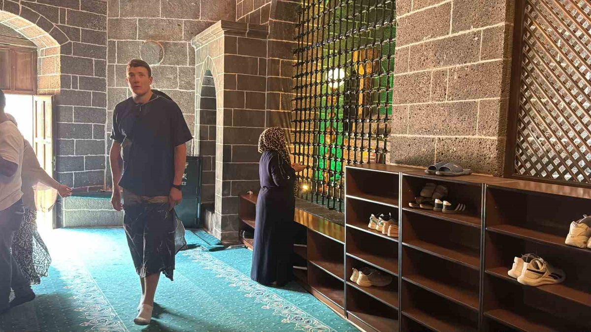 Diyarbakır’da Fransız turistten cami adabı hassasiyeti: Erkek turist bacaklarını tülbentle kapattı