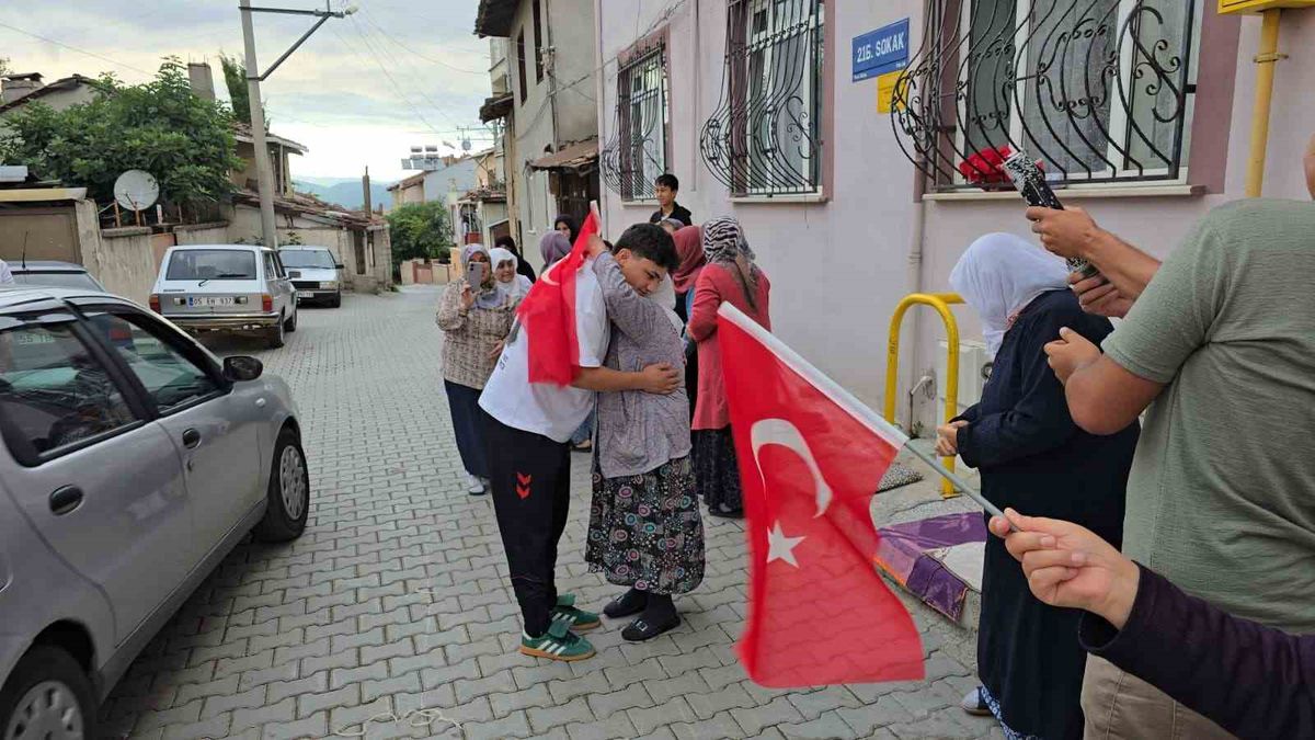 Dünya üçüncüsü milli güreşçi, baba ocağında coşkuyla karşılandı
