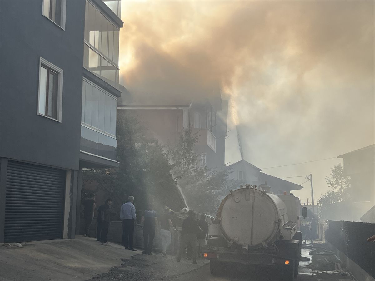 Düzce'de 2 katlı evde çıkan yangın söndürüldü