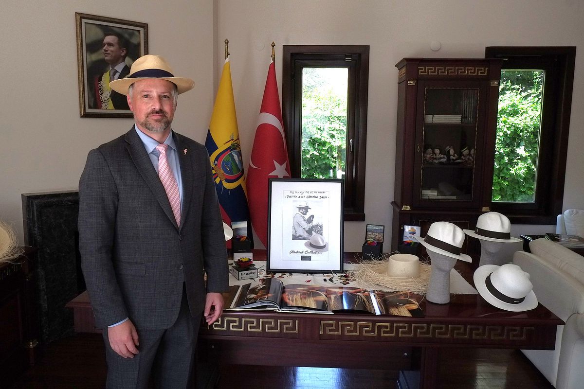 Ekvador Büyükelçisi Vintimilla Vega’nın şapka koleksiyonunda Atatürk'e vefa