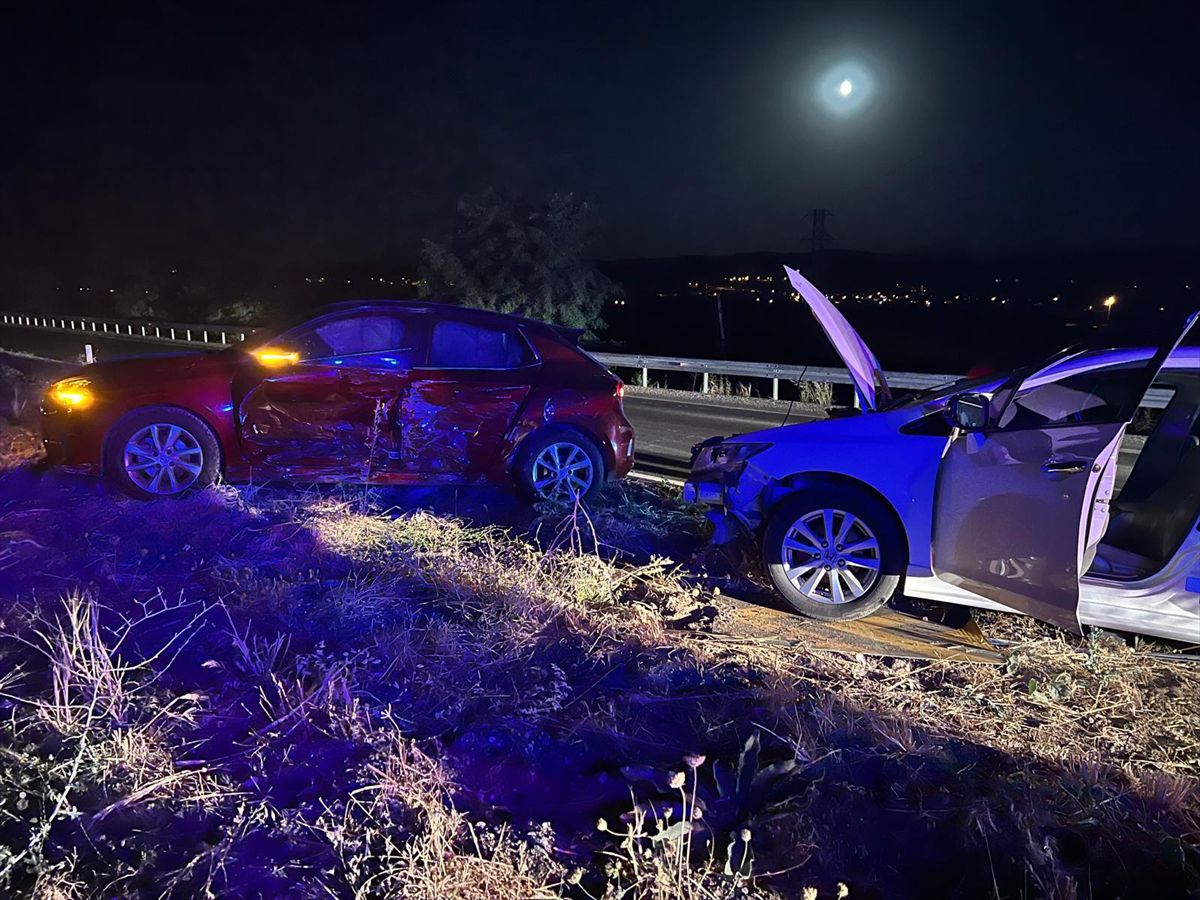 Elazığ'da 2 otomobilin çarpıştığı kazada 6 kişi yaralandı