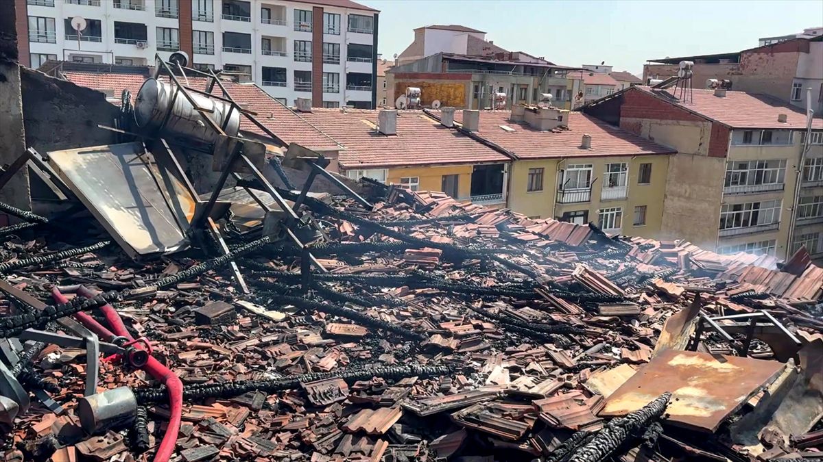 Elazığ'da bir apartmanın çatısında çıkan yangında 1 kişi dumandan etkilendi